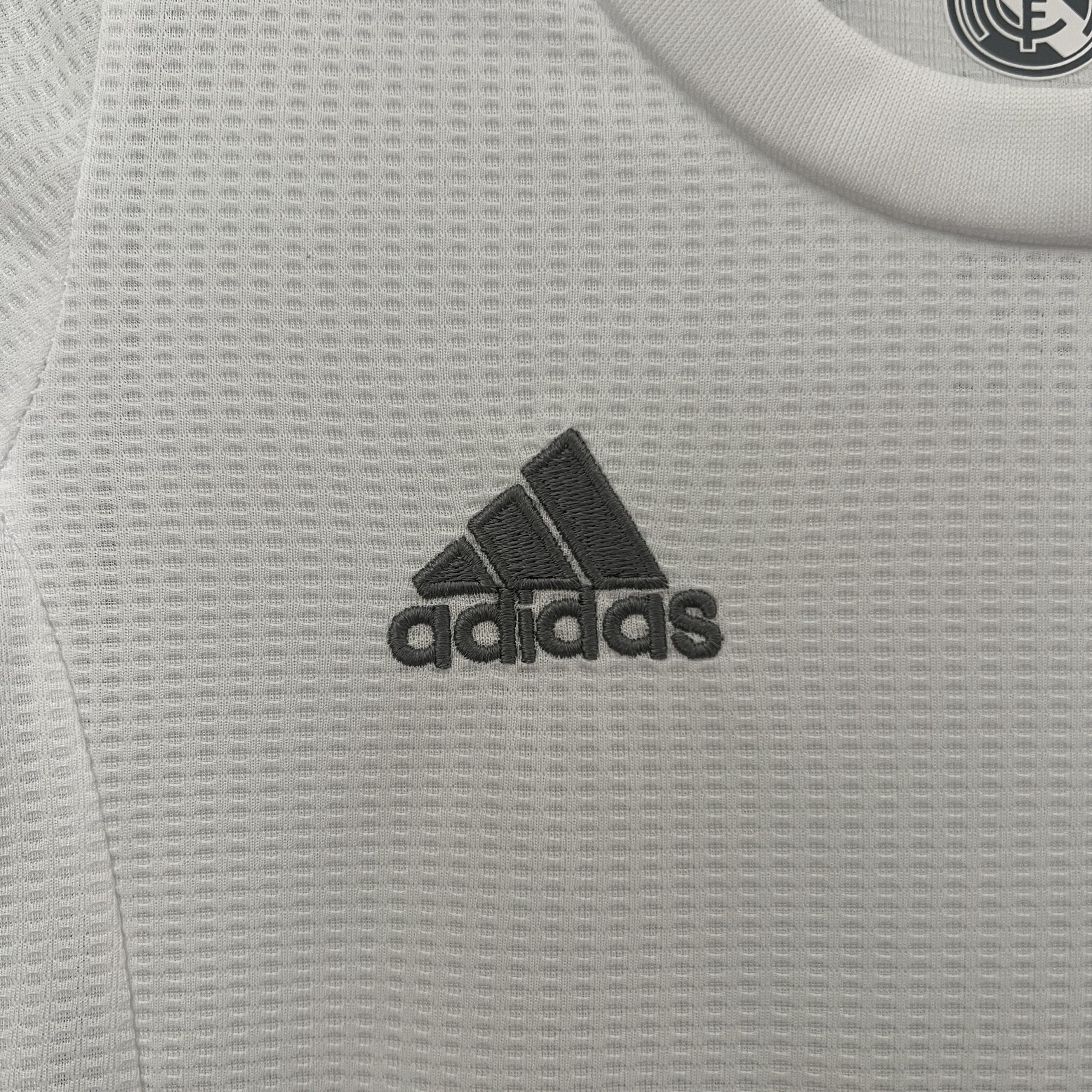 Real Madrid 2015/16 Home Kids Kit - Image 3