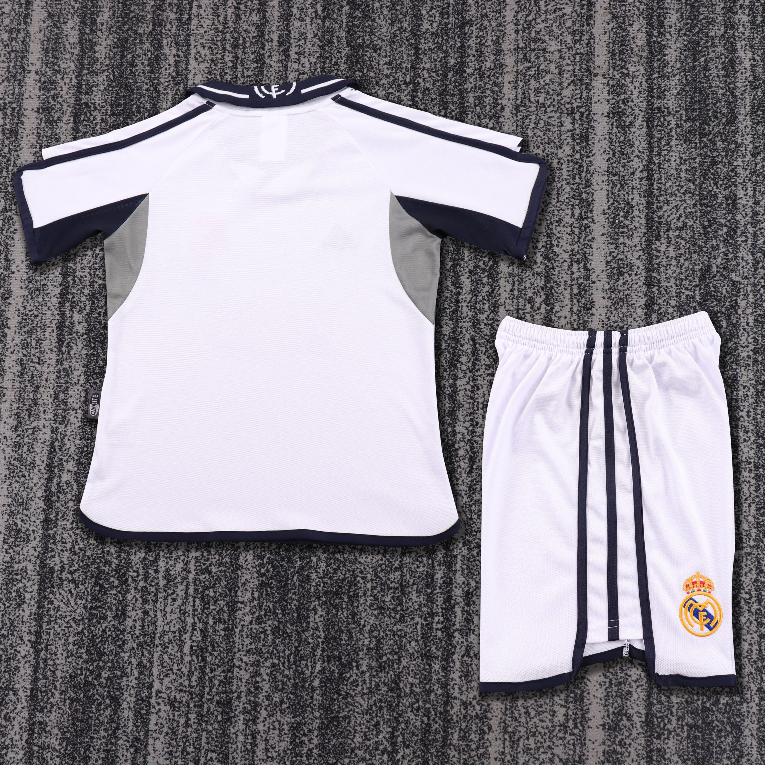 Real Madrid 2000/01 Home Kids Kit - Image 2