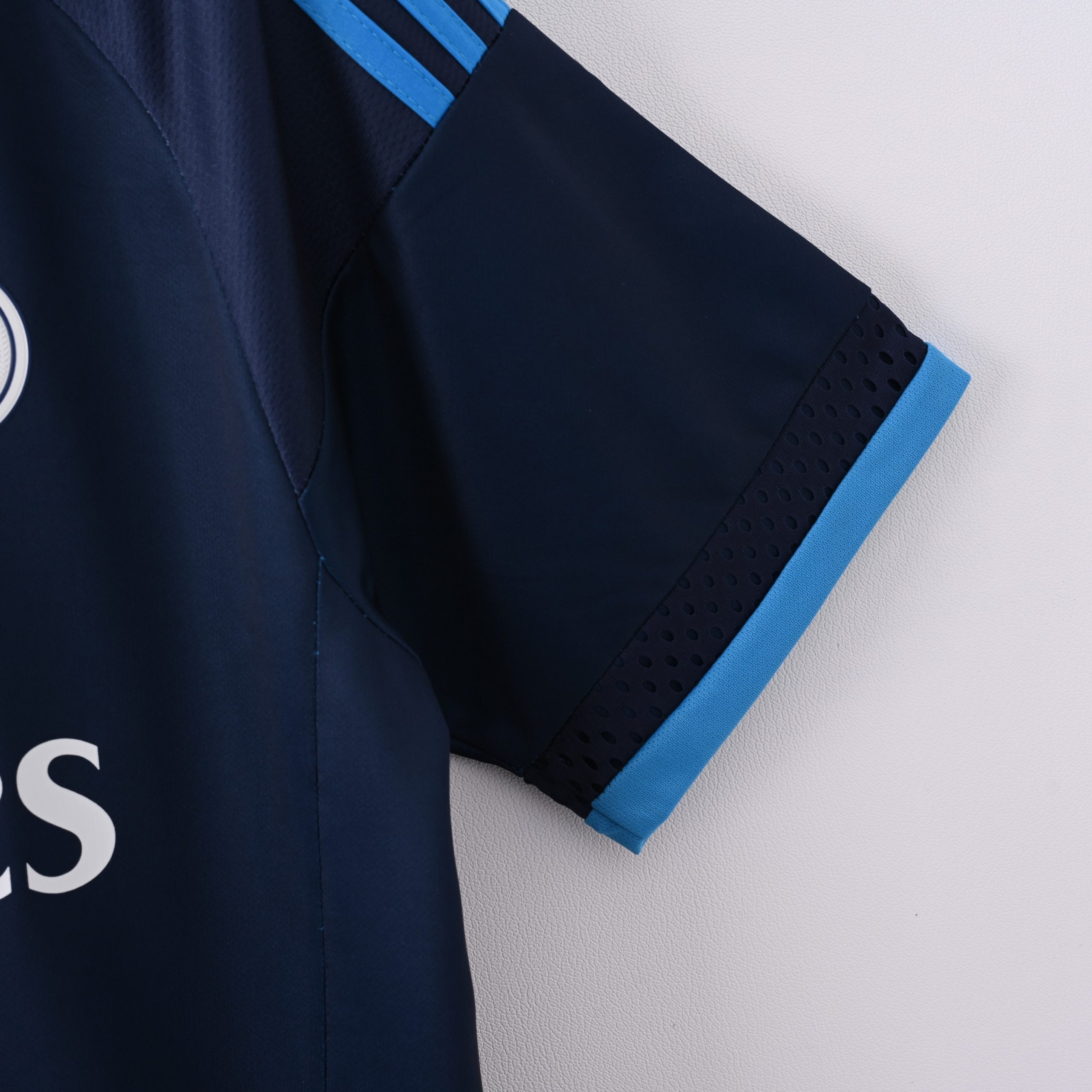 Real Madrid 2015/16 Away Retro Jersey (Fan Version) - Image 4