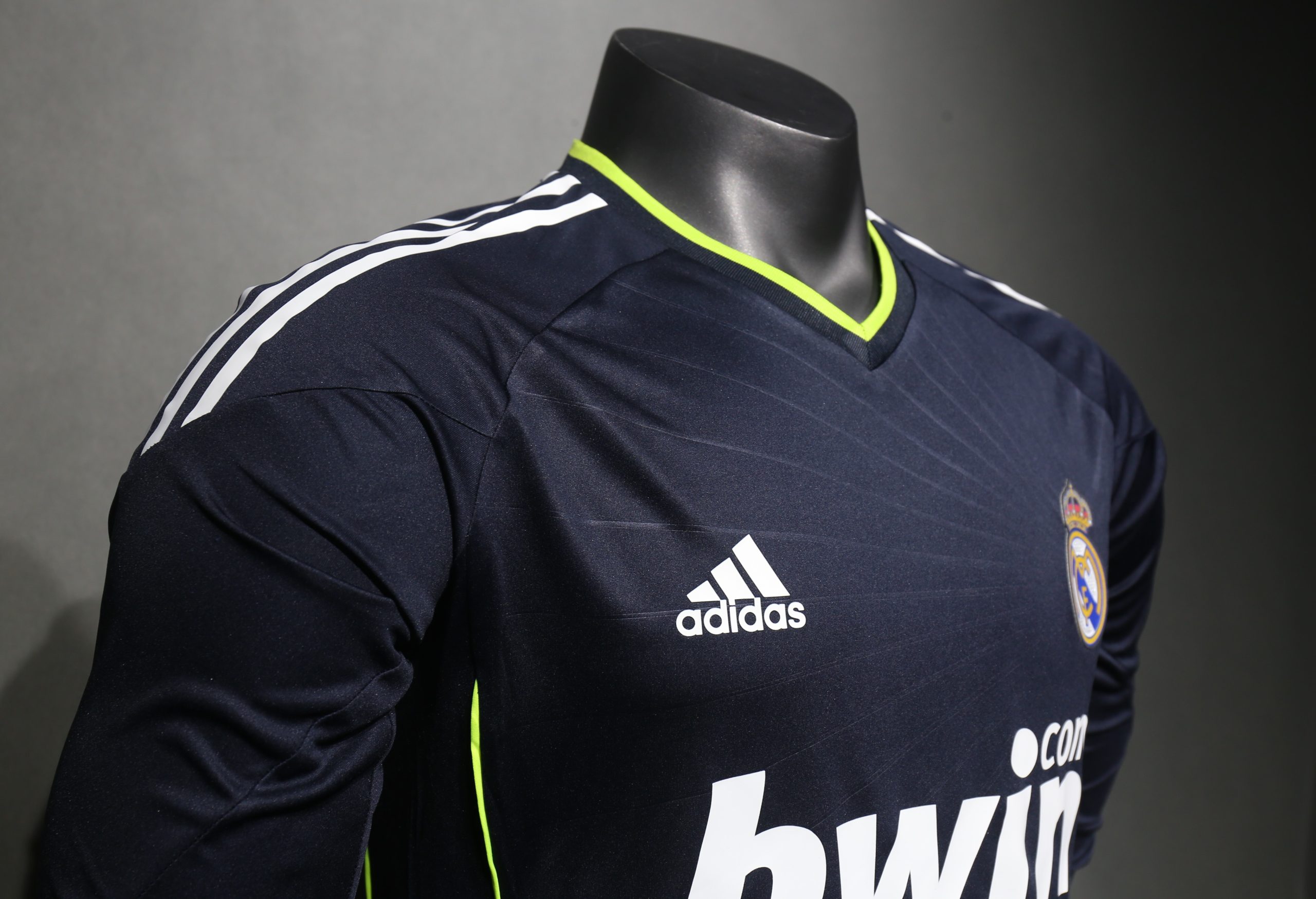 Real Madrid 2010/11 Away Retro Jersey (Player Version, Long Sleeve) - Image 3