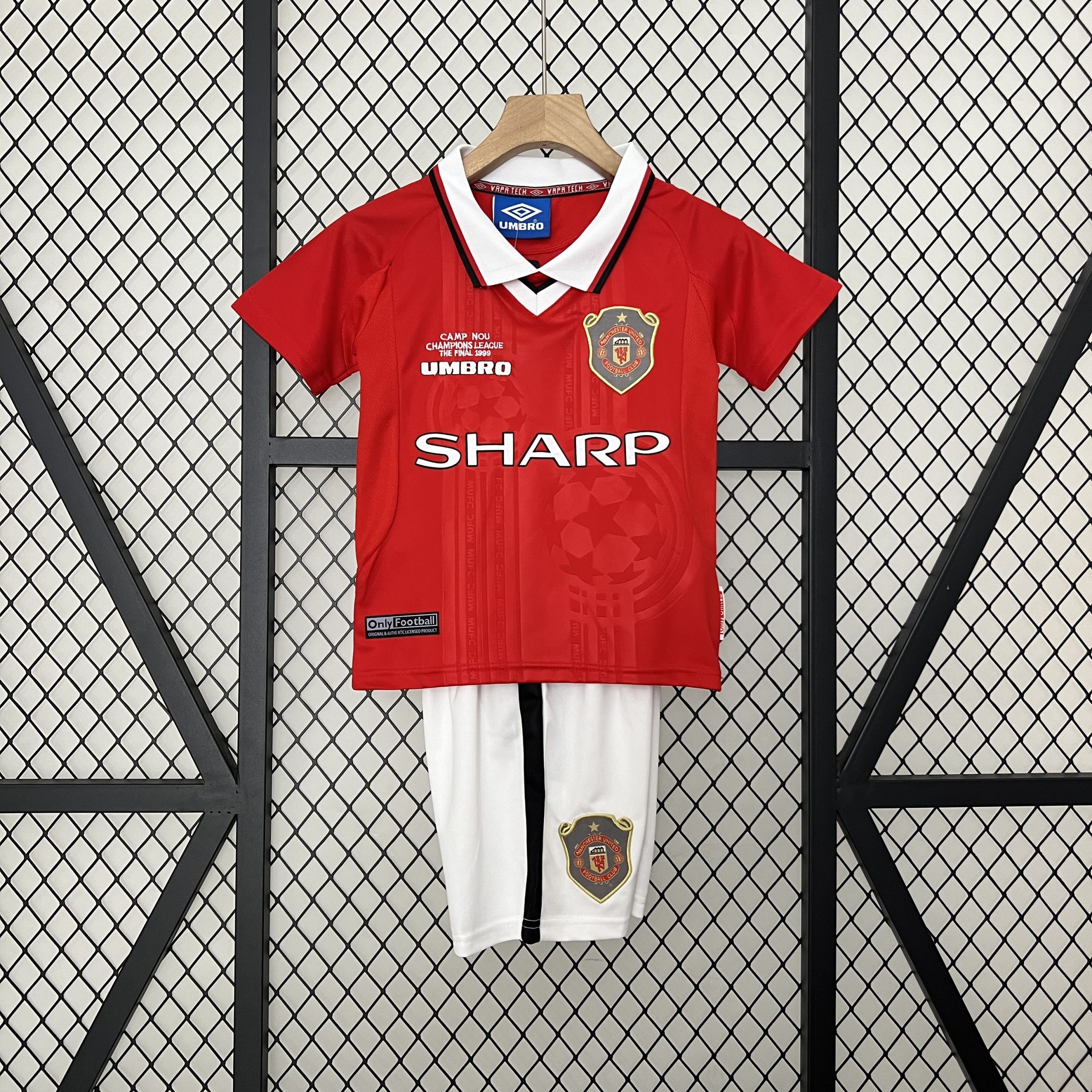 Manchester United 1999/00 Home Kids Kit
