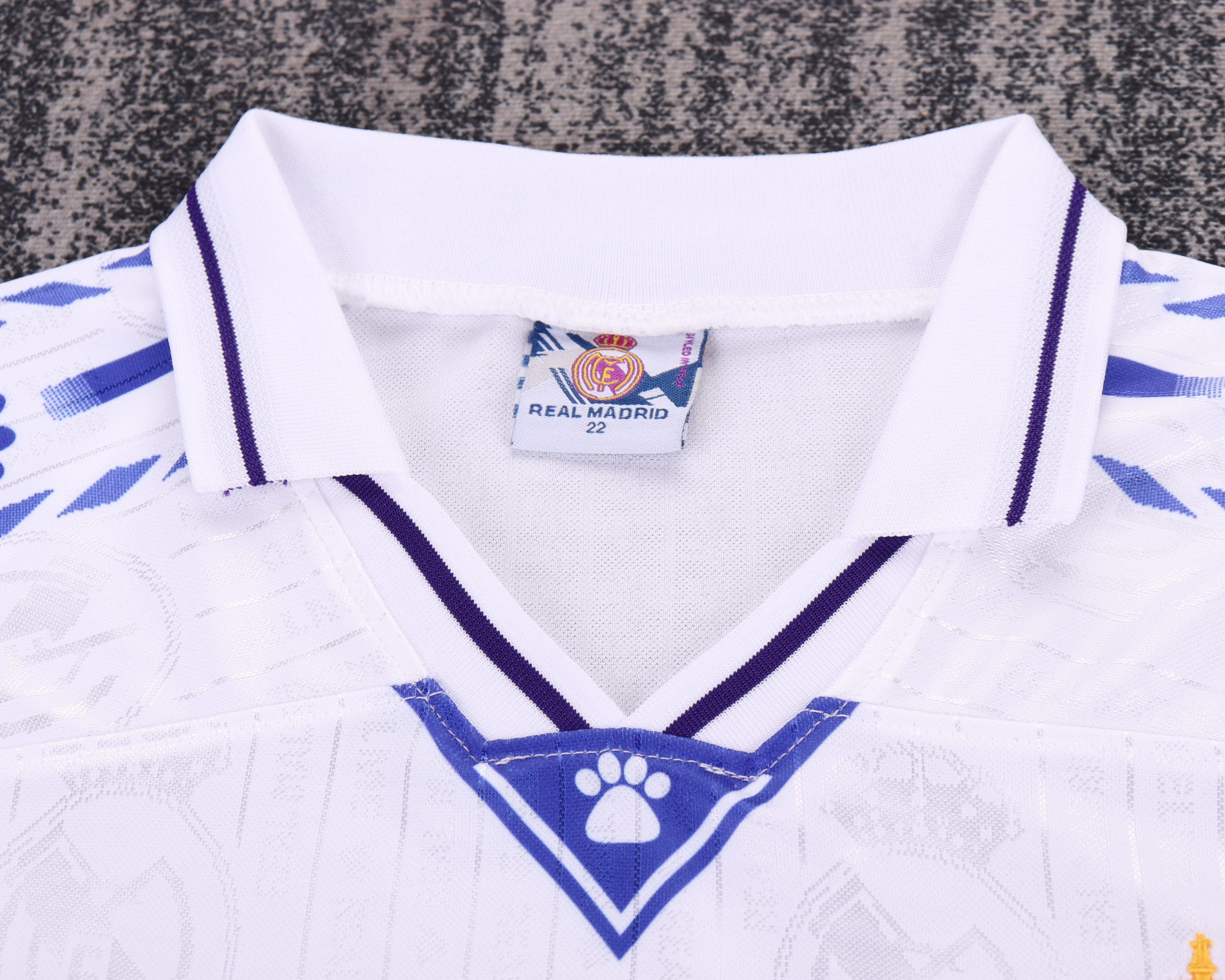 Real Madrid 1996/97 Home Kids Kit - Image 5