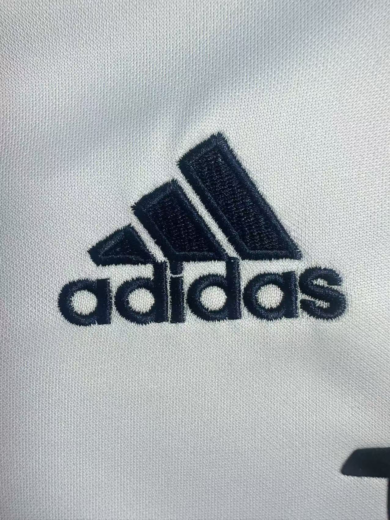 Bayern Munich 2000/01 Away Retro Jersey - Image 4