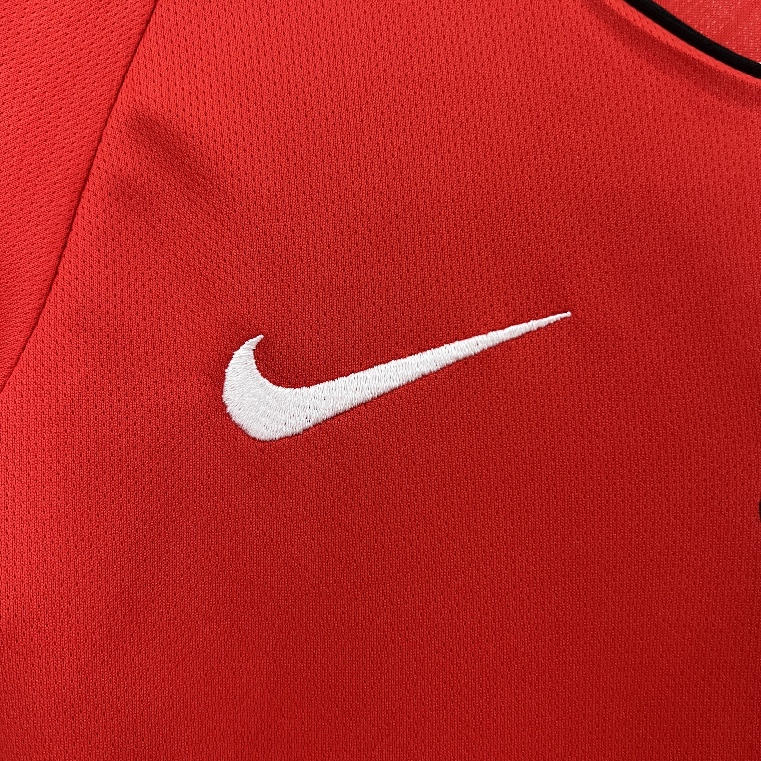 Manchester United 2005/06 Home Kids Kit - Image 2