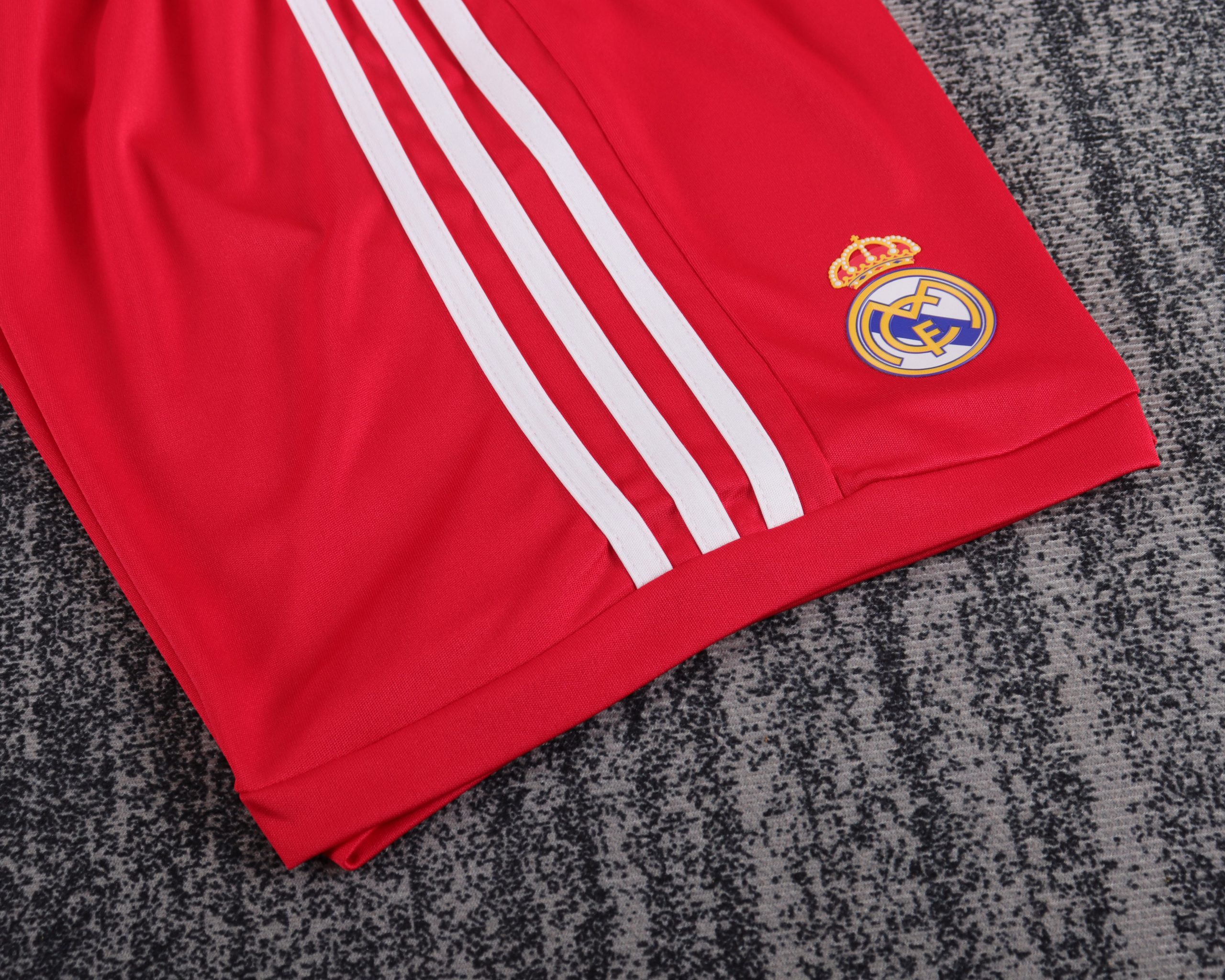 Real Madrid 2011/12 Third Kids Kit - Image 4