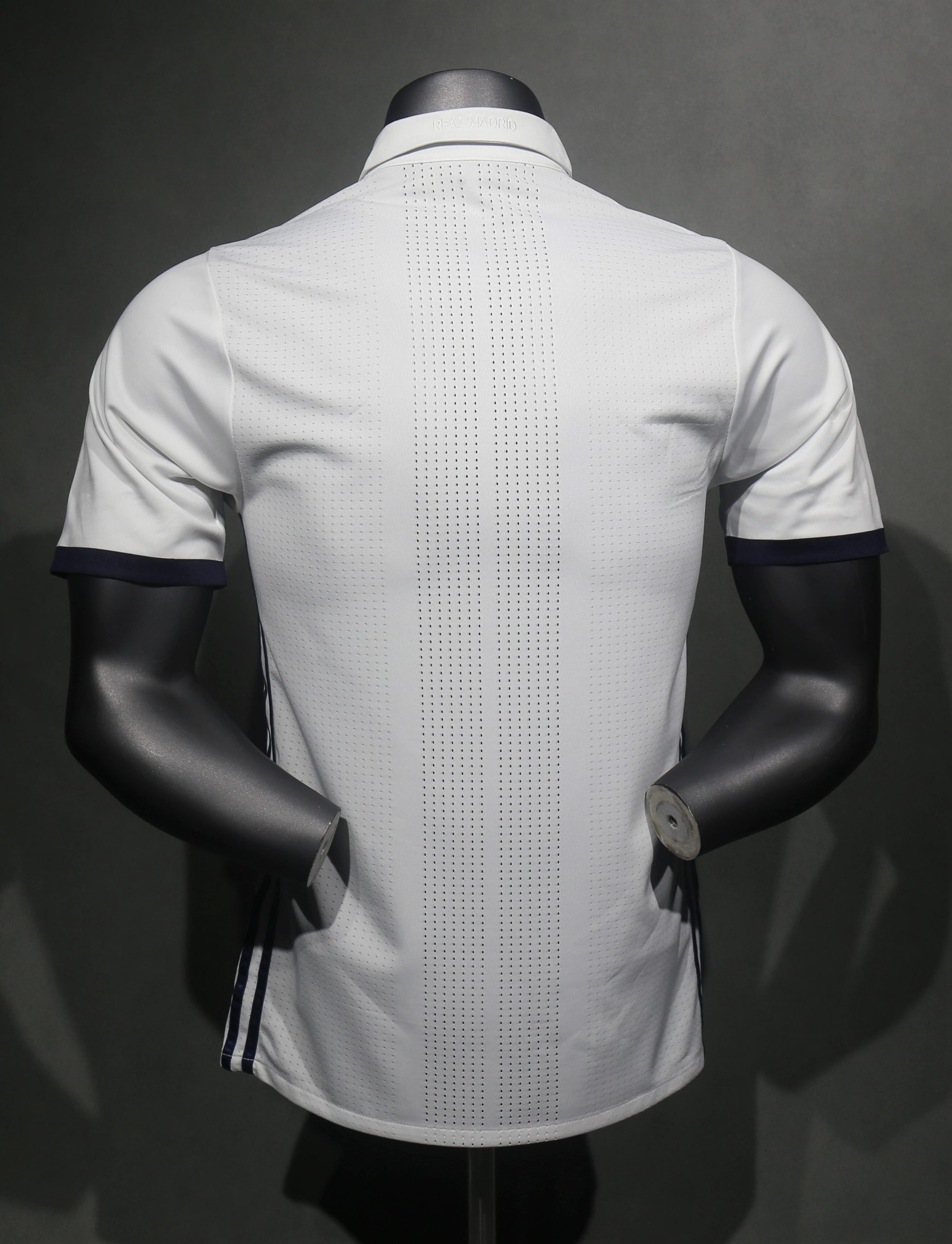 Real Madrid 2016/17 Home Retro Jersey (Player Version) - Image 2