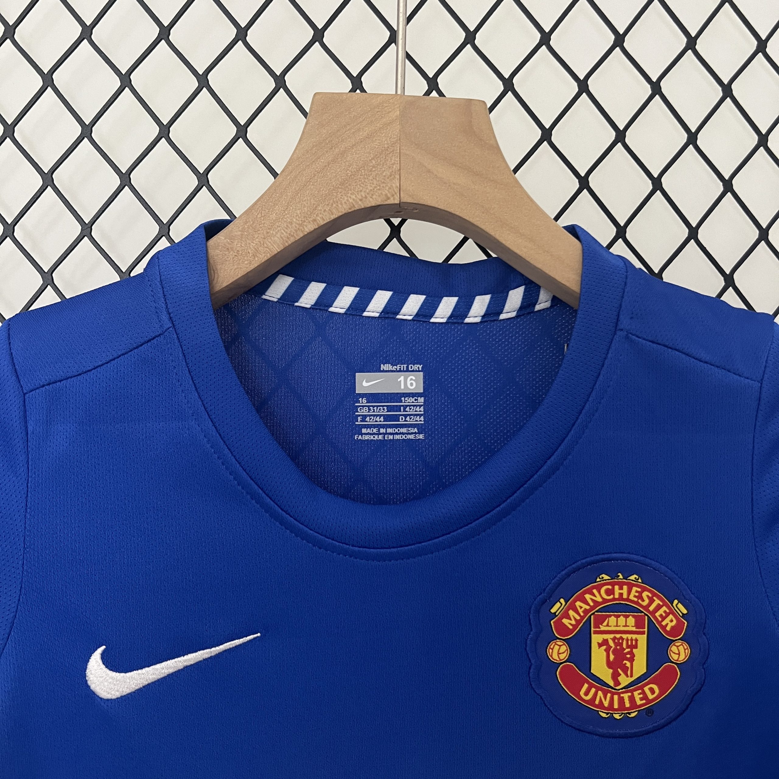 2008/09 Manchester United Second Away Retro Jersey Kids Kit - Image 4