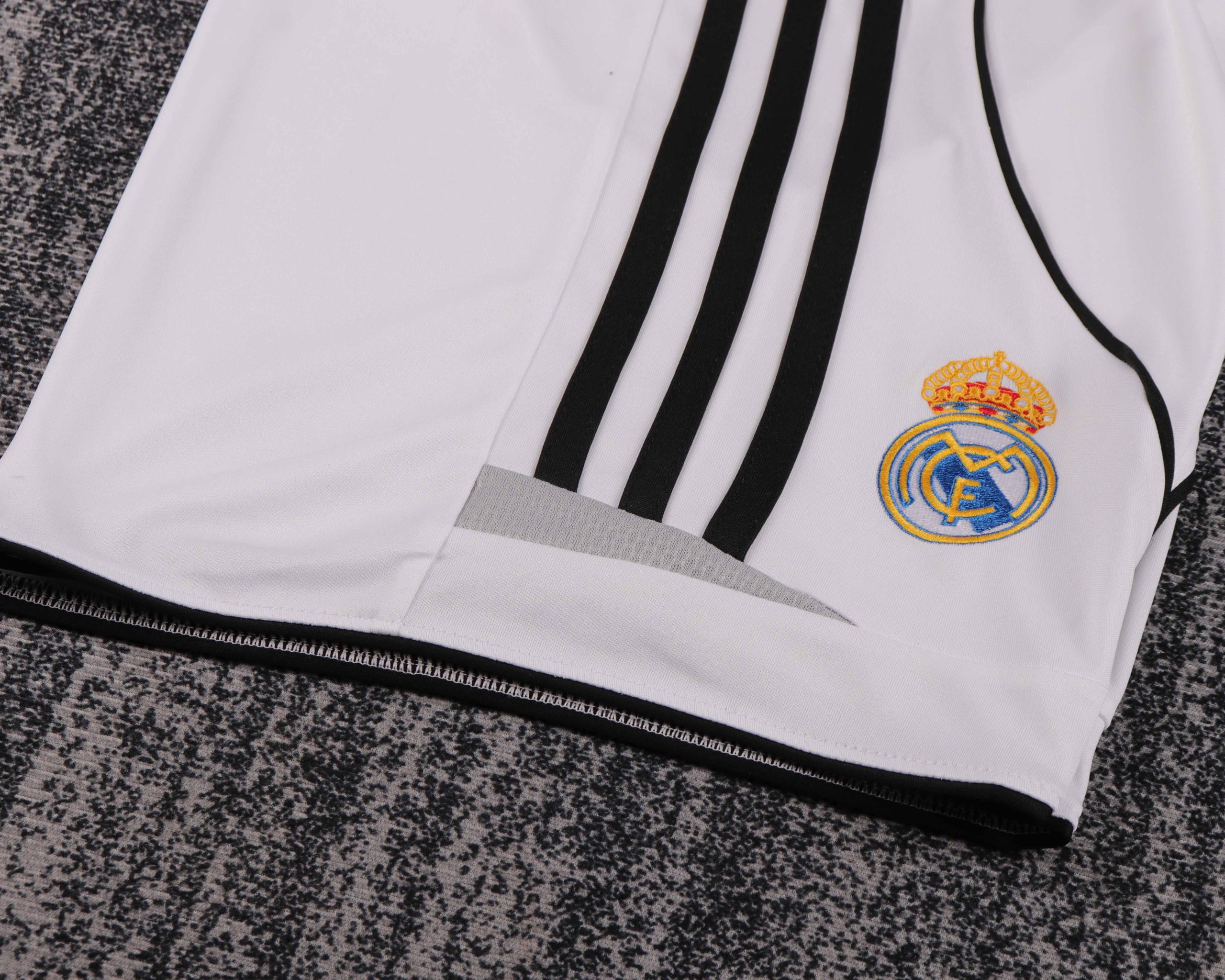 Real Madrid 2006/07 Home Kids Kit - Image 5