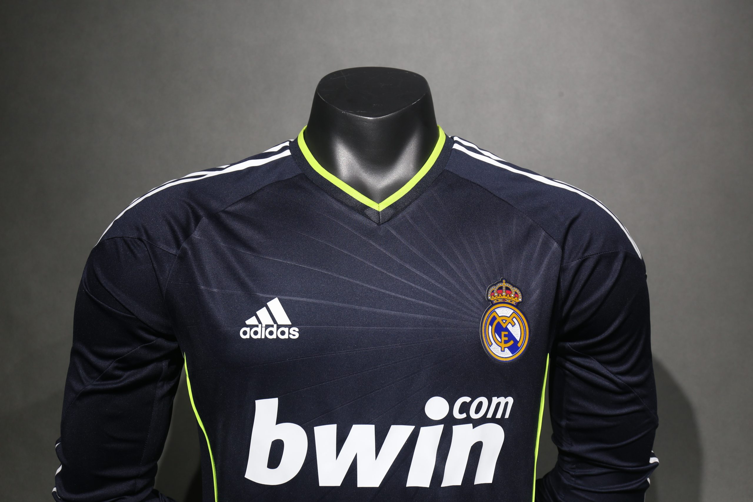 Real Madrid 2010/11 Away Retro Jersey (Player Version, Long Sleeve) - Image 5