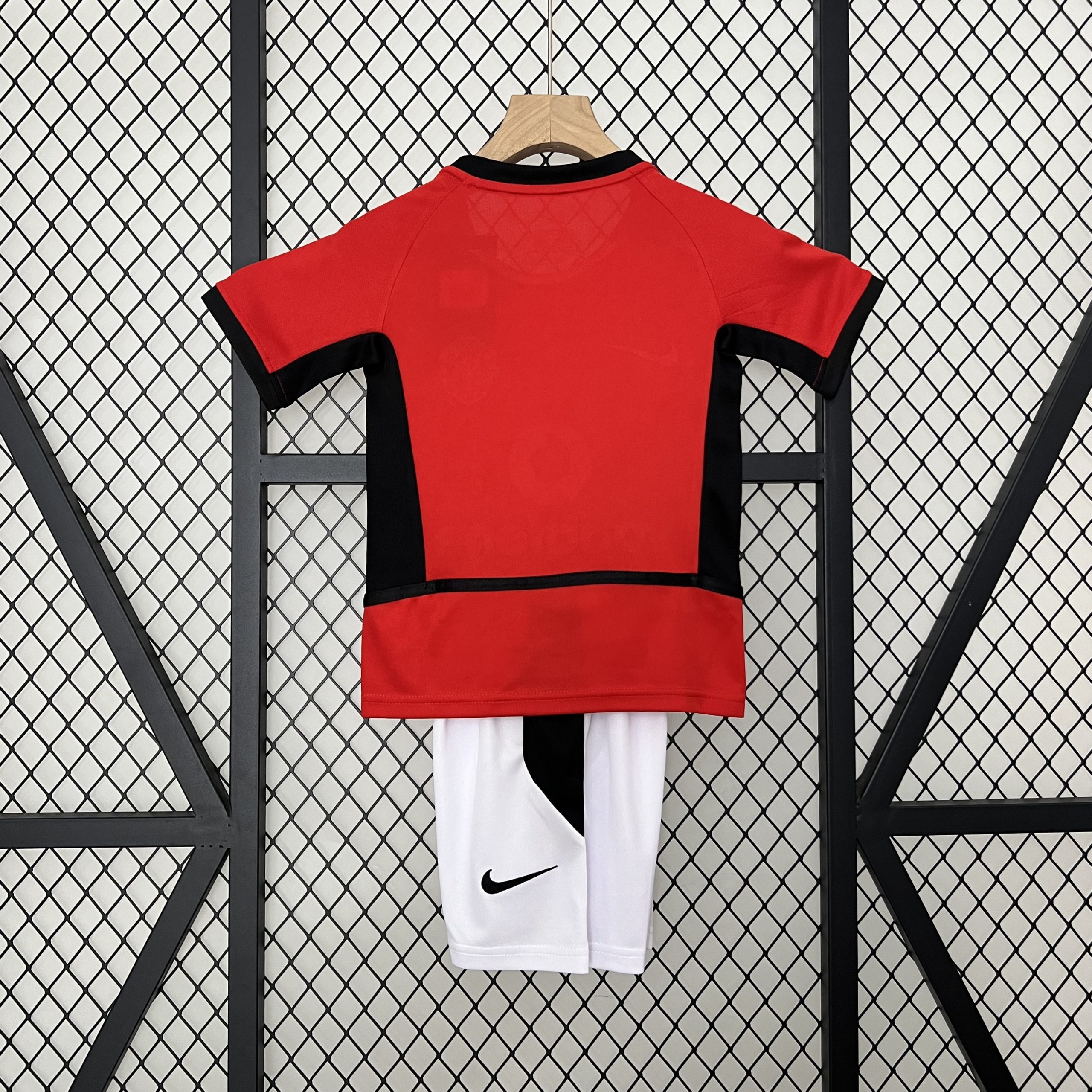 Manchester United 2002/04 Home Kids Kit - Image 5