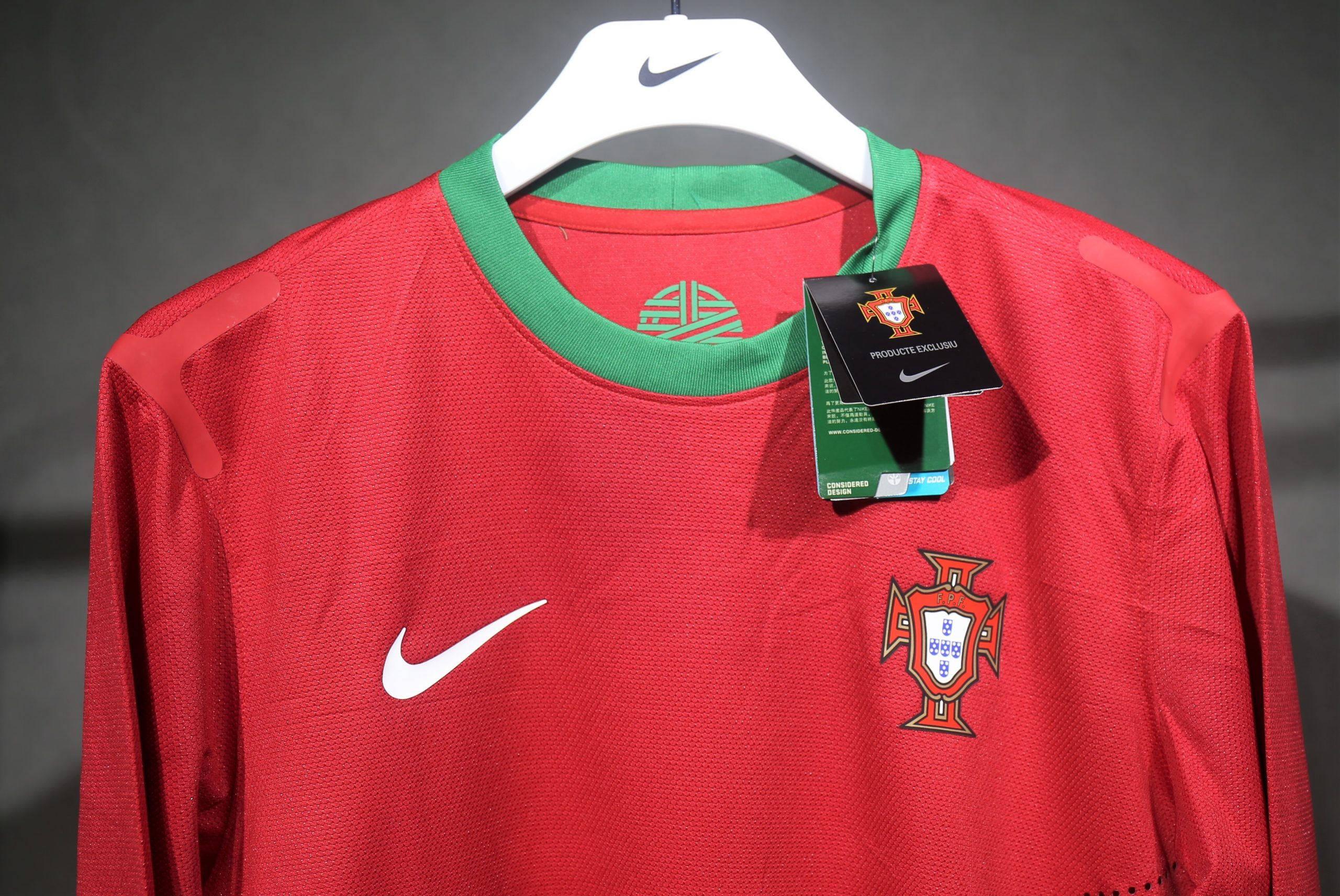 Portugal 2012 Euro Home Retro Jersey (Player Version, Long Sleeve) - Image 5