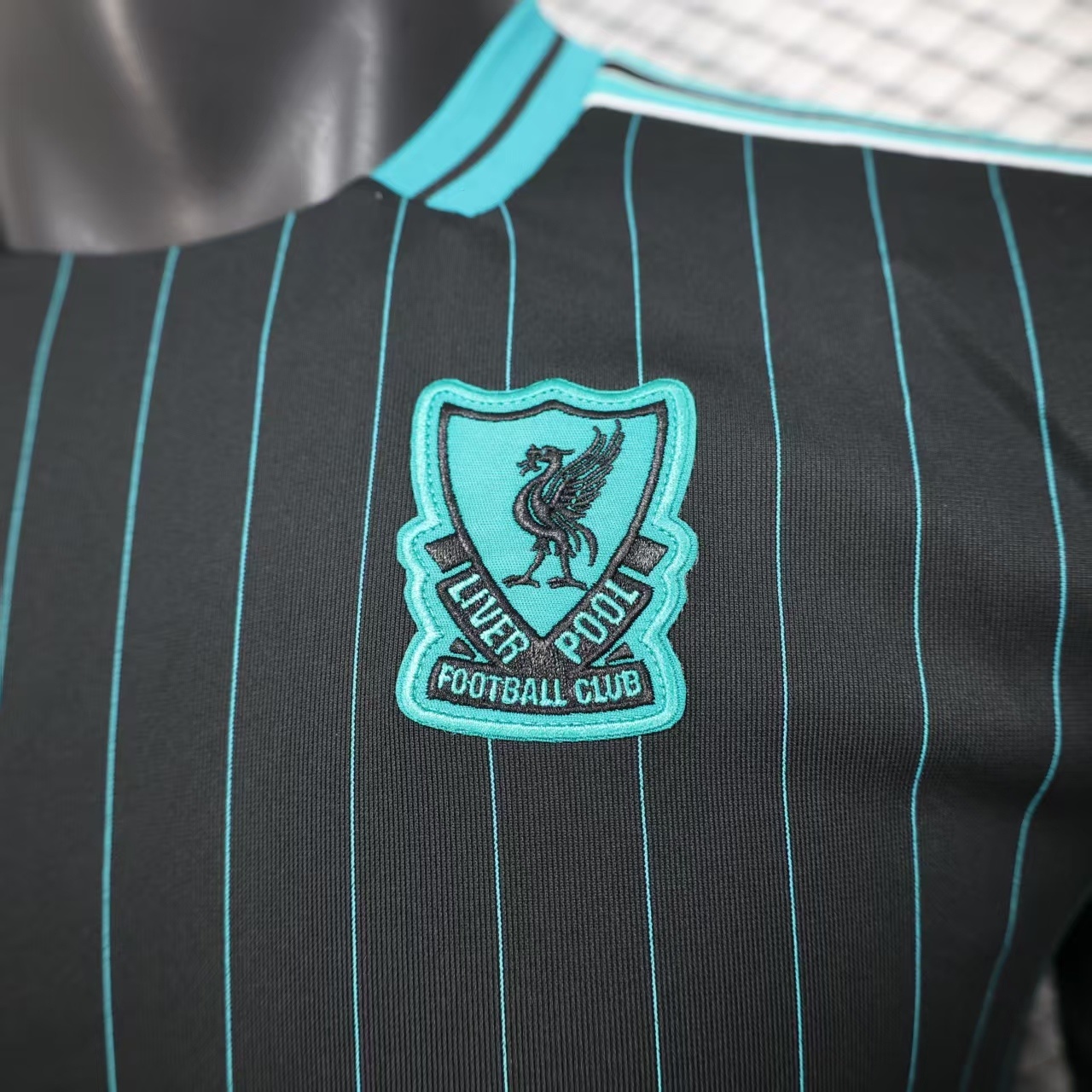2025/26 Liverpool Retro Casual Jersey Player Version - Image 3