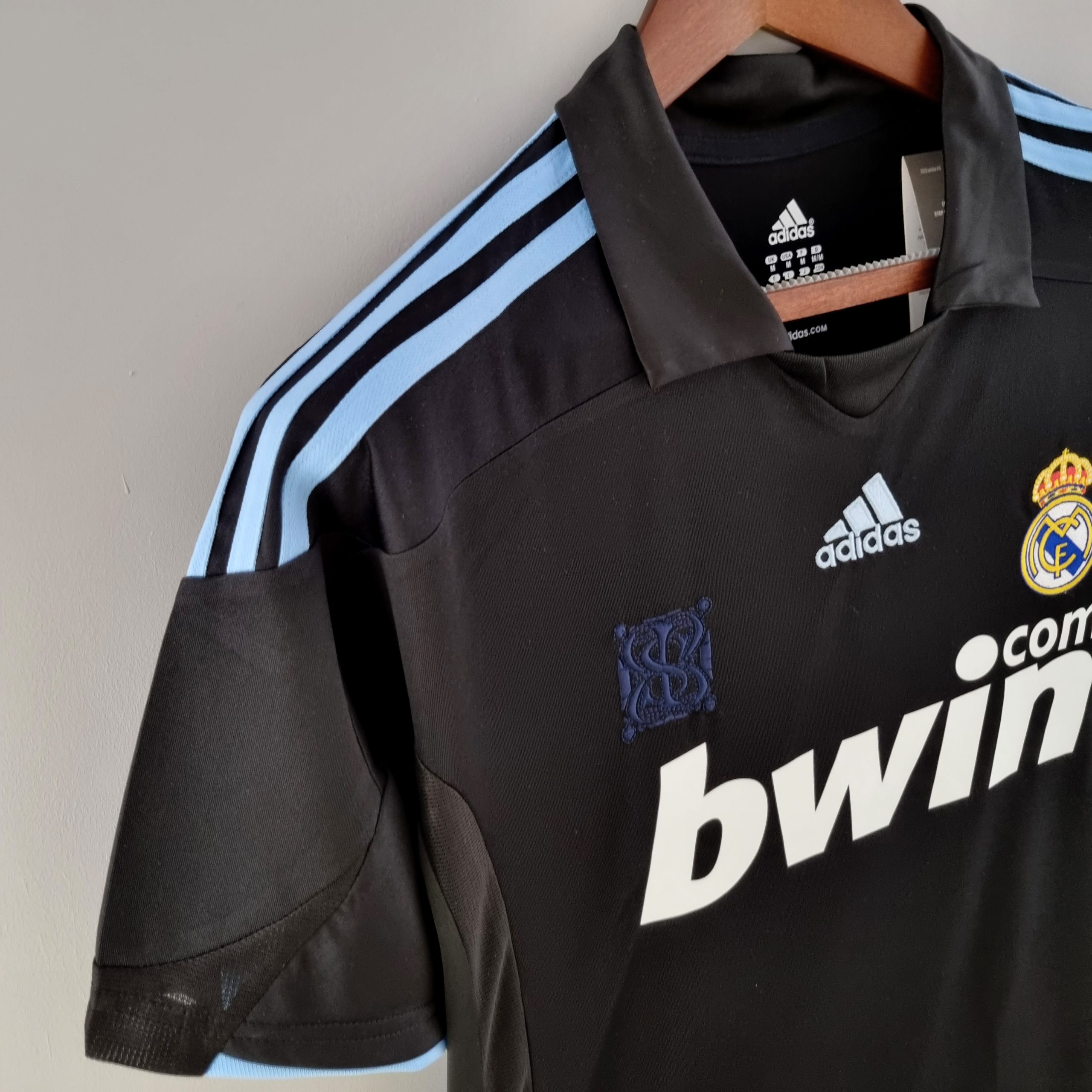Real Madrid 2009/10 Away Retro Jersey - Image 5