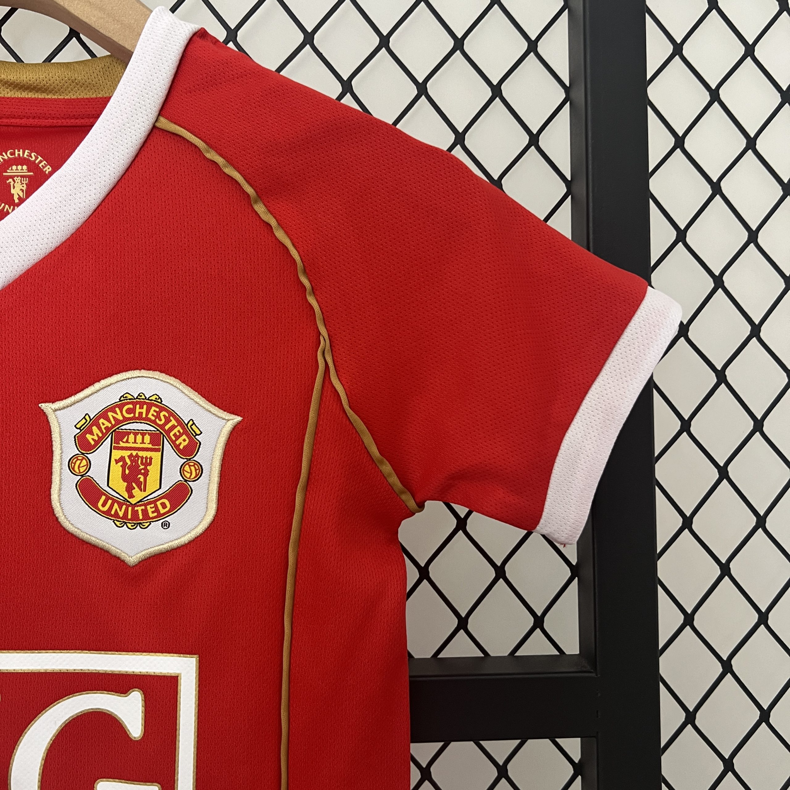 Manchester United 2006/07 Home Kids Kit - Image 5