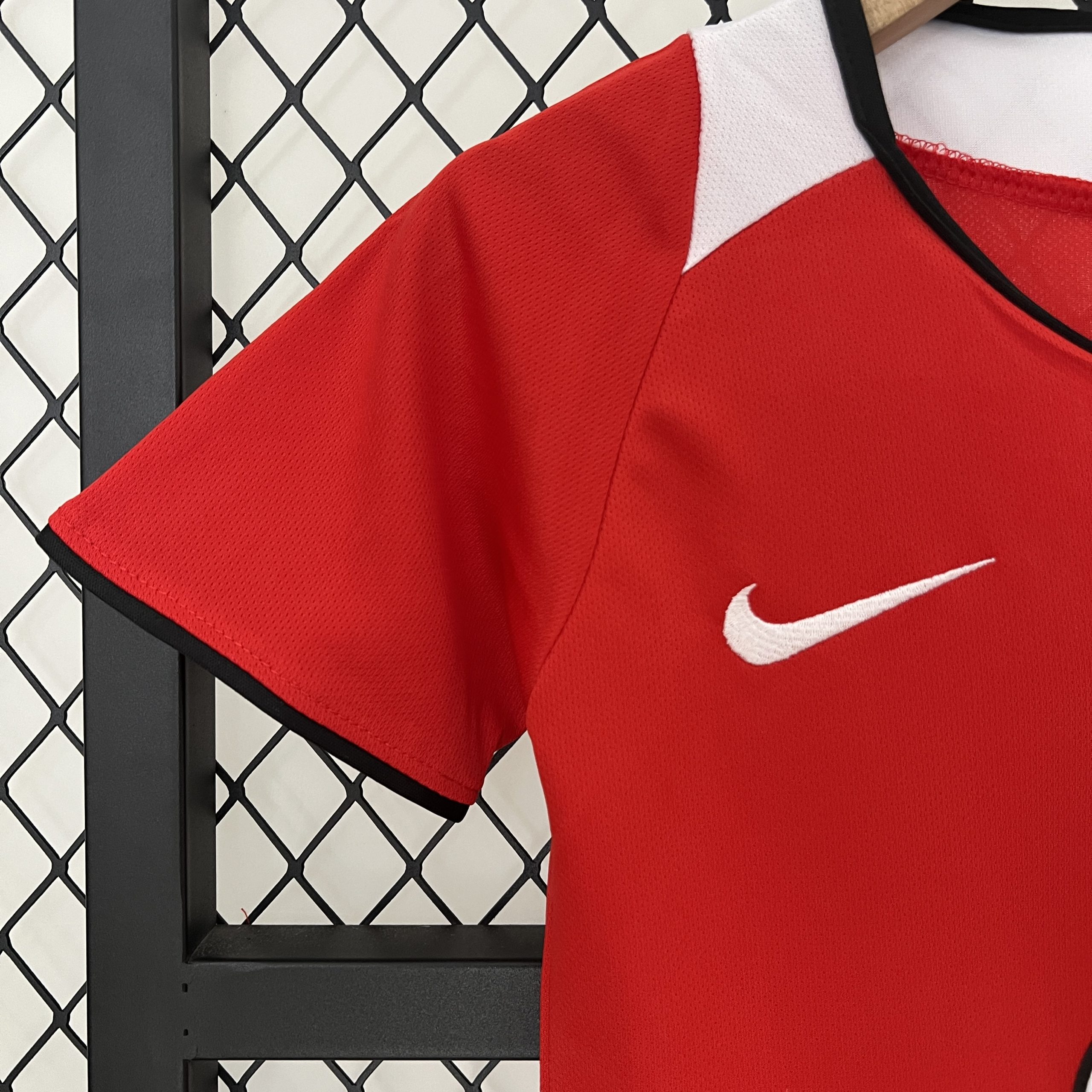 Manchester United 2005/06 Home Kids Kit - Image 5