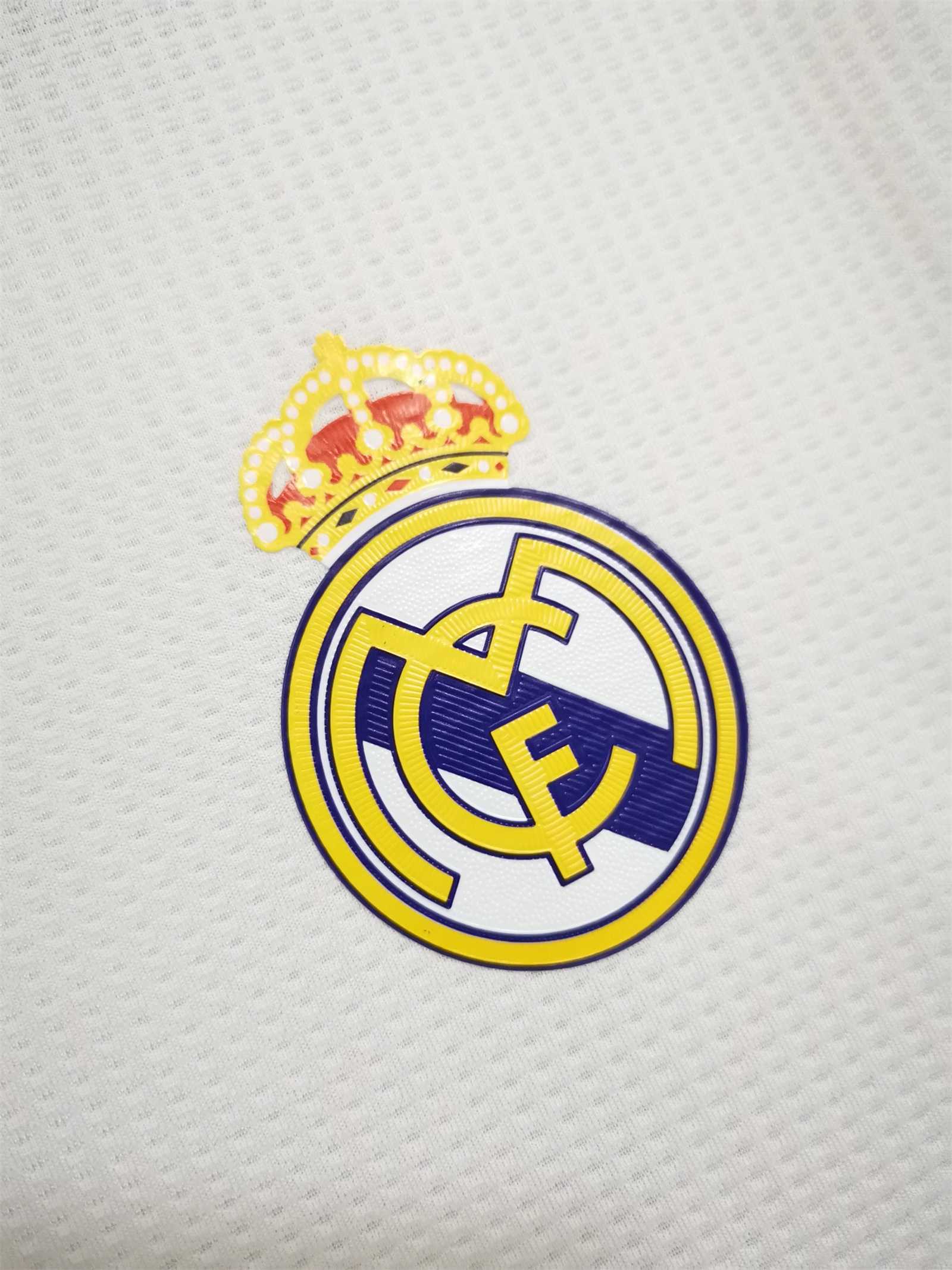 Real Madrid 2015/16 Home Retro Jersey (Fan Version, Long Sleeve) - Image 5